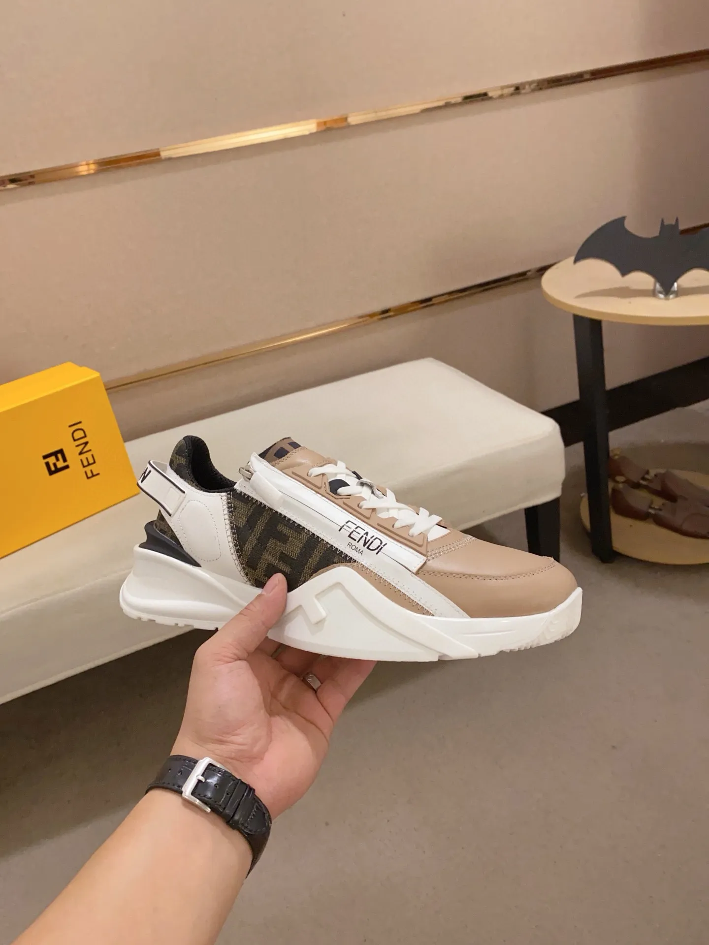 Men's shoes💰: 540💰(Higher version) [Fendi] Fendi's latest casual shoes for men! Available at counters simultaneously! A one-to-one replica of the original. Made entirely of imported top-grain calfskin, the interior is made of top-grain water-dyed cowhide, and the original factory-supplied rubber outsole. Leading new fashion concepts. Matching code: 38-44. 45 can be customized and non-returnable!